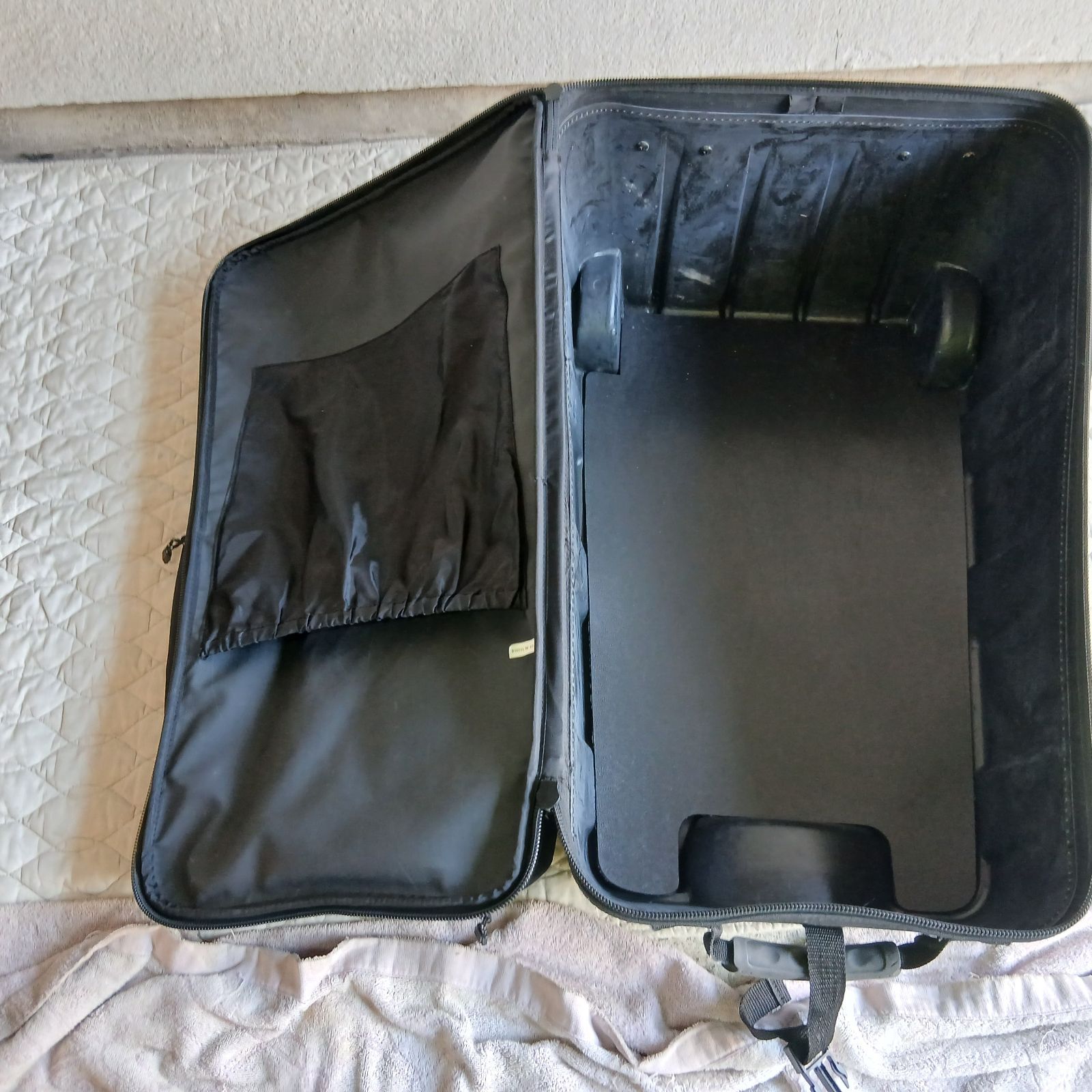 SCUBAPRO ダイビング キャリーケース 大型ローラーバッグ 約67cm 器材
