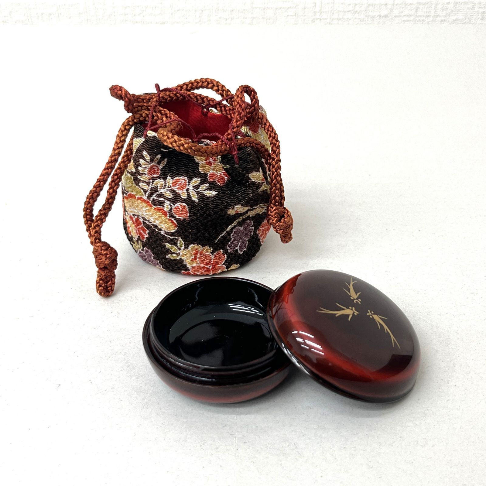 【展示品40%OFF】　蒔絵入　ぼかし塗り香合 1.7寸　袋付　御香入れ　漆塗　高級　アウトレット　訳あり