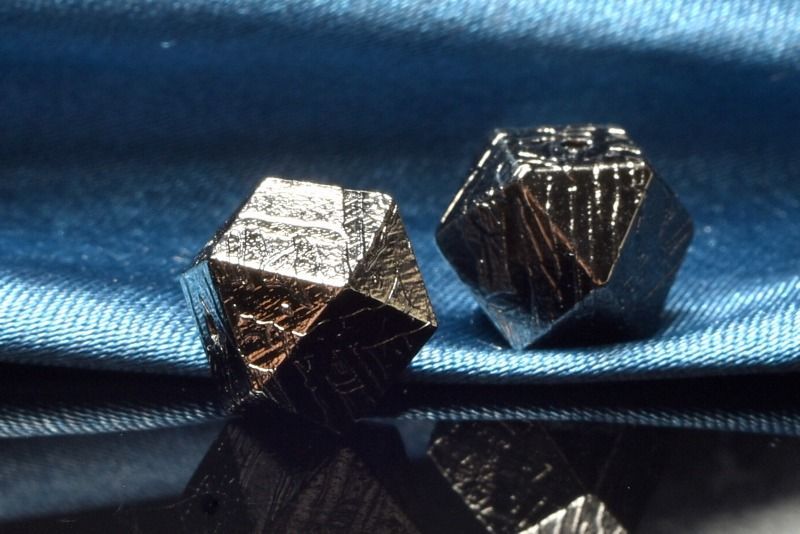 高品質◇粒売り アルタイ隕石(メテオライト) 8x8mm ブラック