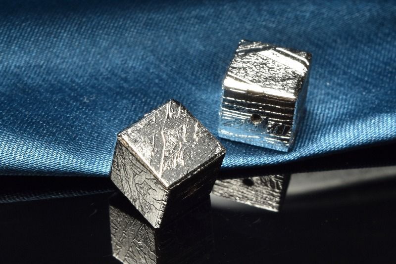 高品質◇粒売り アルタイ隕石(メテオライト) 8x8mm シルバー