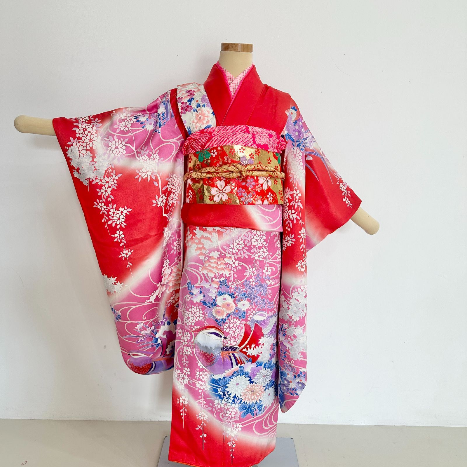 T537　七五三　7歳女の子　着物　四つ身　　ピンク系　赤系　レトロ　キュート　大人気　長襦袢　作り帯セット　帯揚げ帯締め付き　ビンテージ　#きもの猫田
