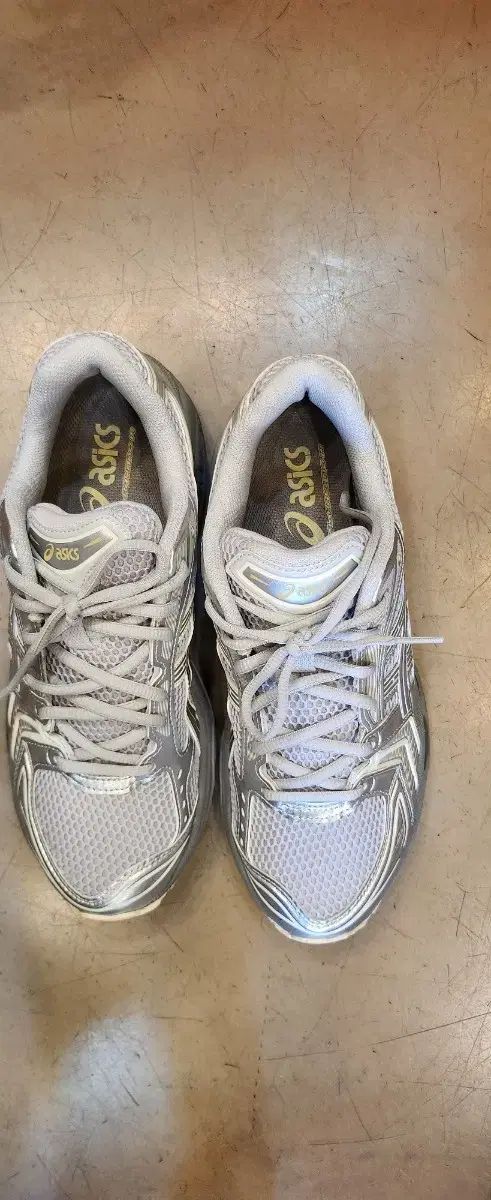 アシックス asics スニーカー シルバー メッシュ 控えめなカラーが上品です