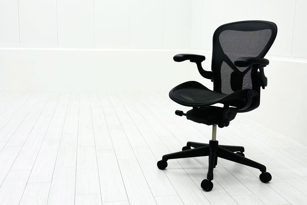 ハーマンミラー アーロンチェア リマスタード Bサイズ ライトシリーズ 中古 2018年製 Herman Miller Aeron Chair Remastered 中古オフィス家具 グラファイト 【A000003374】