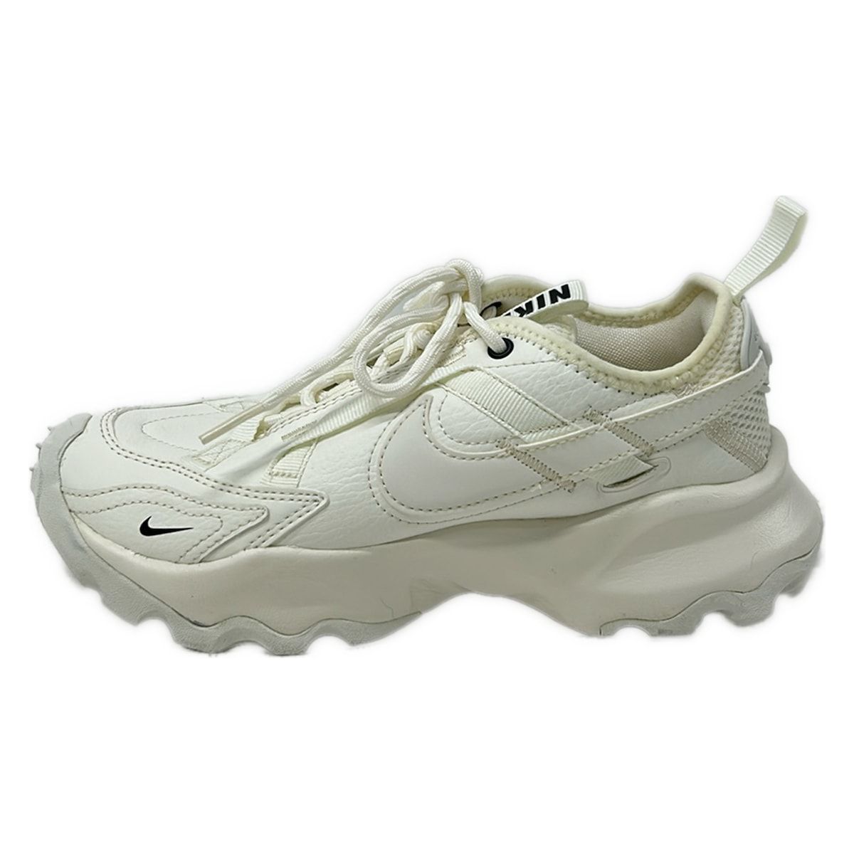 NIKE(ナイキ) スニーカー 22 レディース TC 7900 DD9682-100 白