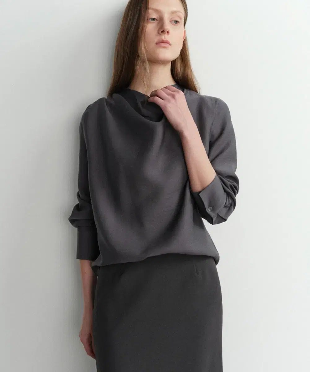 イア eaah MEG COWL NECK BLOUSE チャコール Sサイズ