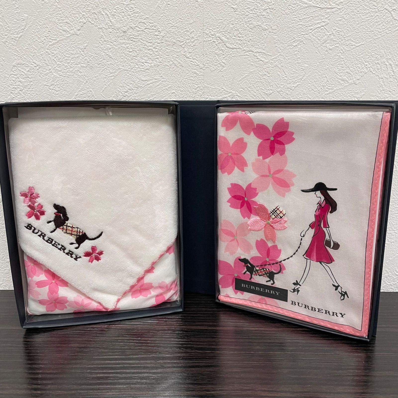(r) 【廃盤】BURBERRY バーバリー ミニタオル ハンカチ セット 桜刺繍 ダックスフンド 犬 女性柄 未使用品 激レア品/3030