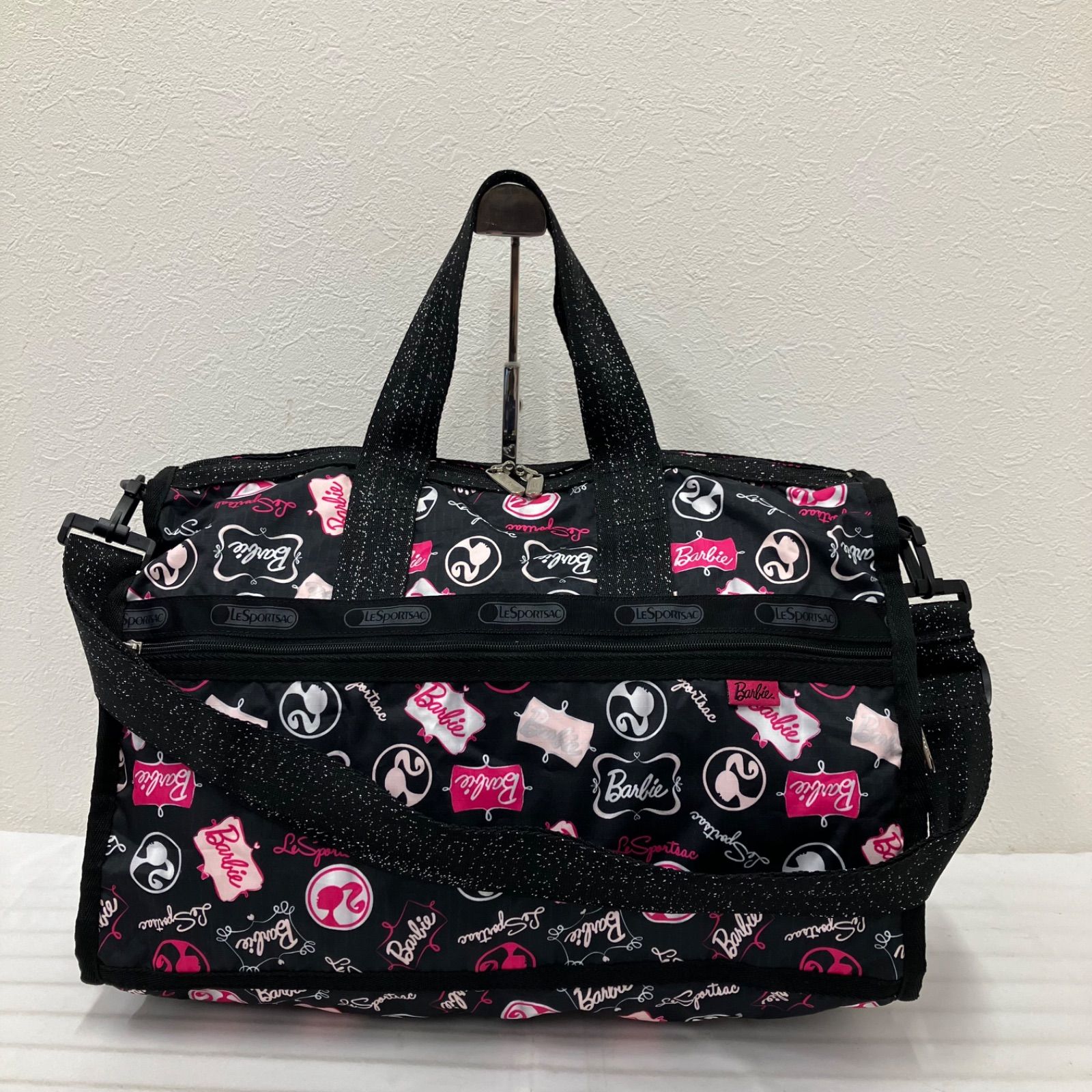 2903　LeSportsac　レスポートサック　2way　ボストンバッグ　旅行用バッグ　トラベルバッグ　ブラック　黒　Barbie　バービー　コラボ　ピンク　シルバー　レディース　シンプル　きれいめ　軽量