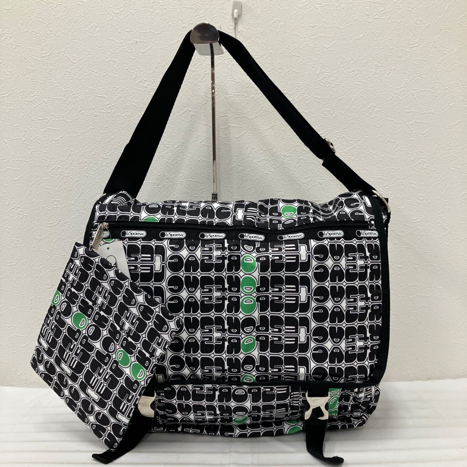 2902　良品　LeSportsac　レスポートサック　ショルダーバッグ　 斜めがけ　紐調節可能　メッセンジャーバッグ　グラフィック　ロゴ　総柄　 ブラック　ホワイト　グリーン　フラップ　大容量　 ポーチ付き　タグ付き　レディース