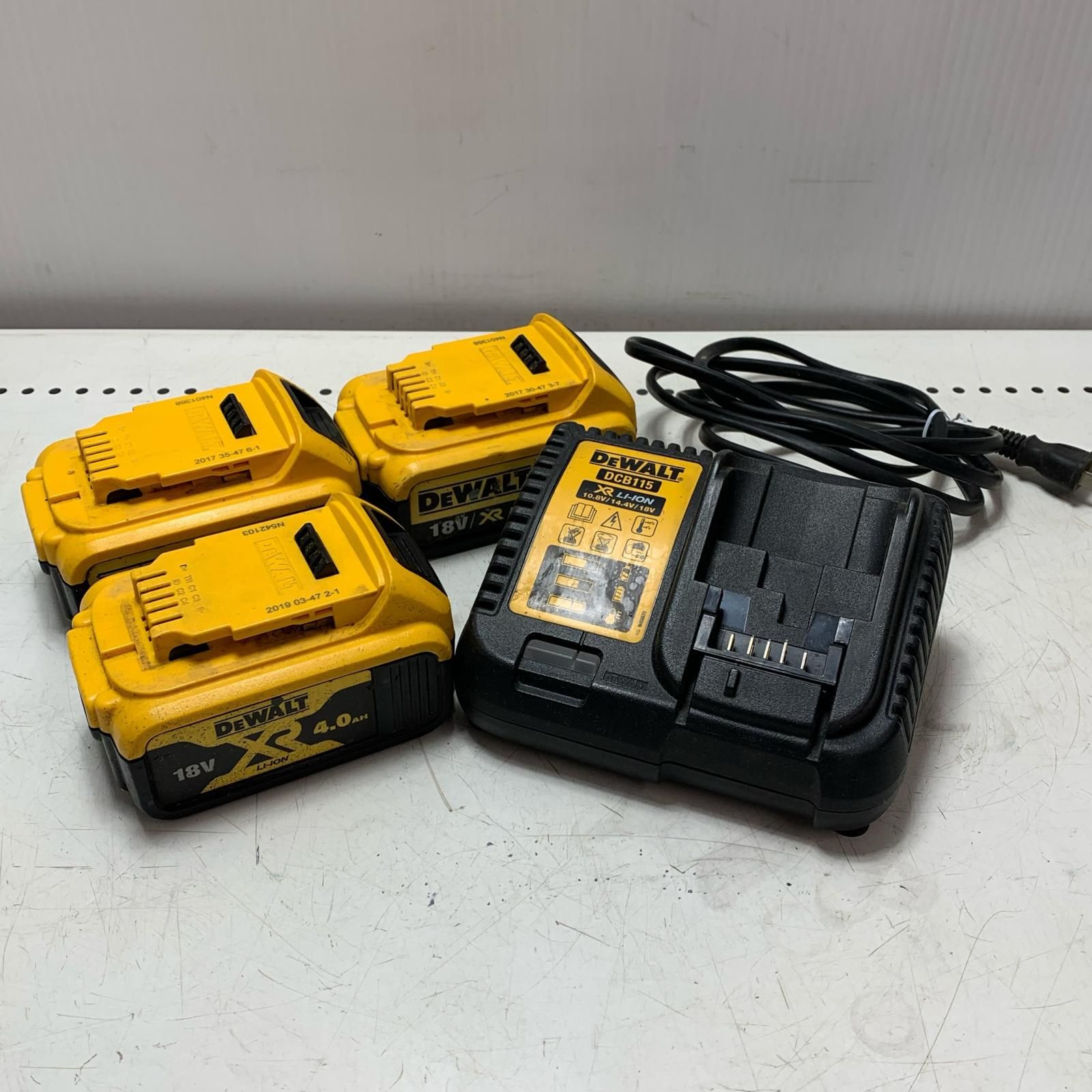 DEWALT バッテリー3個　充電器セット イエロー