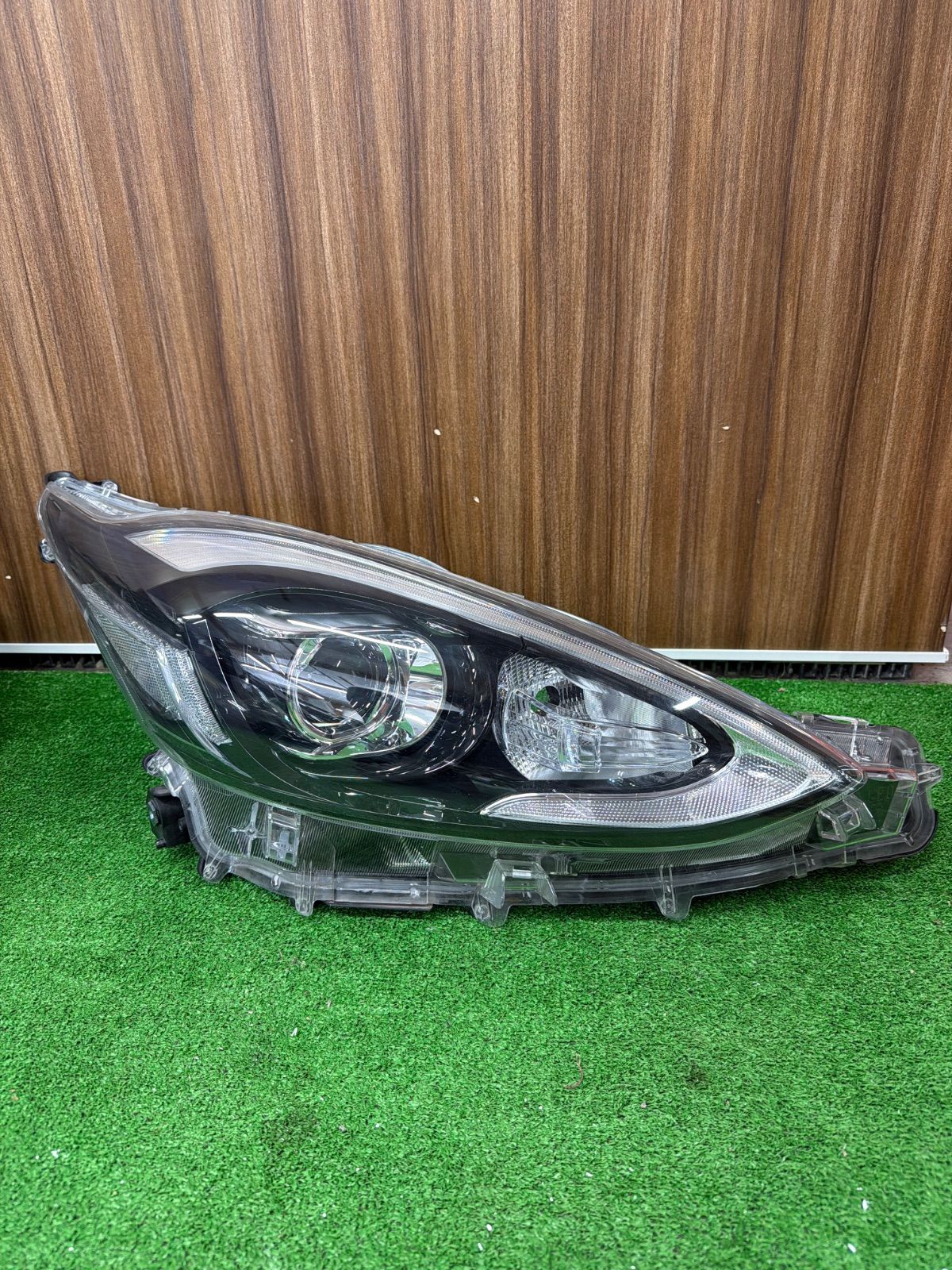 トヨタ アクア NHP10 純正 右側 ヘッドライト KOITO 52-315 (1182