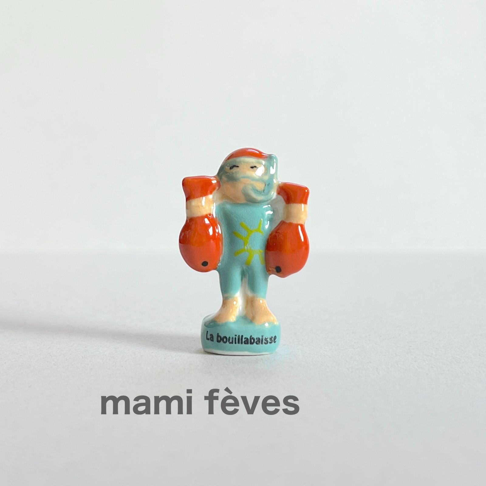 フェーヴ 赤い魚を持った少年 フランス フェーブ ミニチュア陶器 m