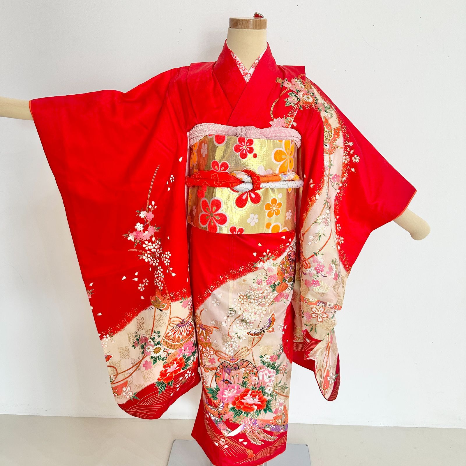 T541　七五三　7歳女の子　着物　四つ身　　赤色　レトロ　キュート　大人気　長襦袢　作り帯セット　帯揚げ帯締め付き　ビンテージ　#きもの猫田