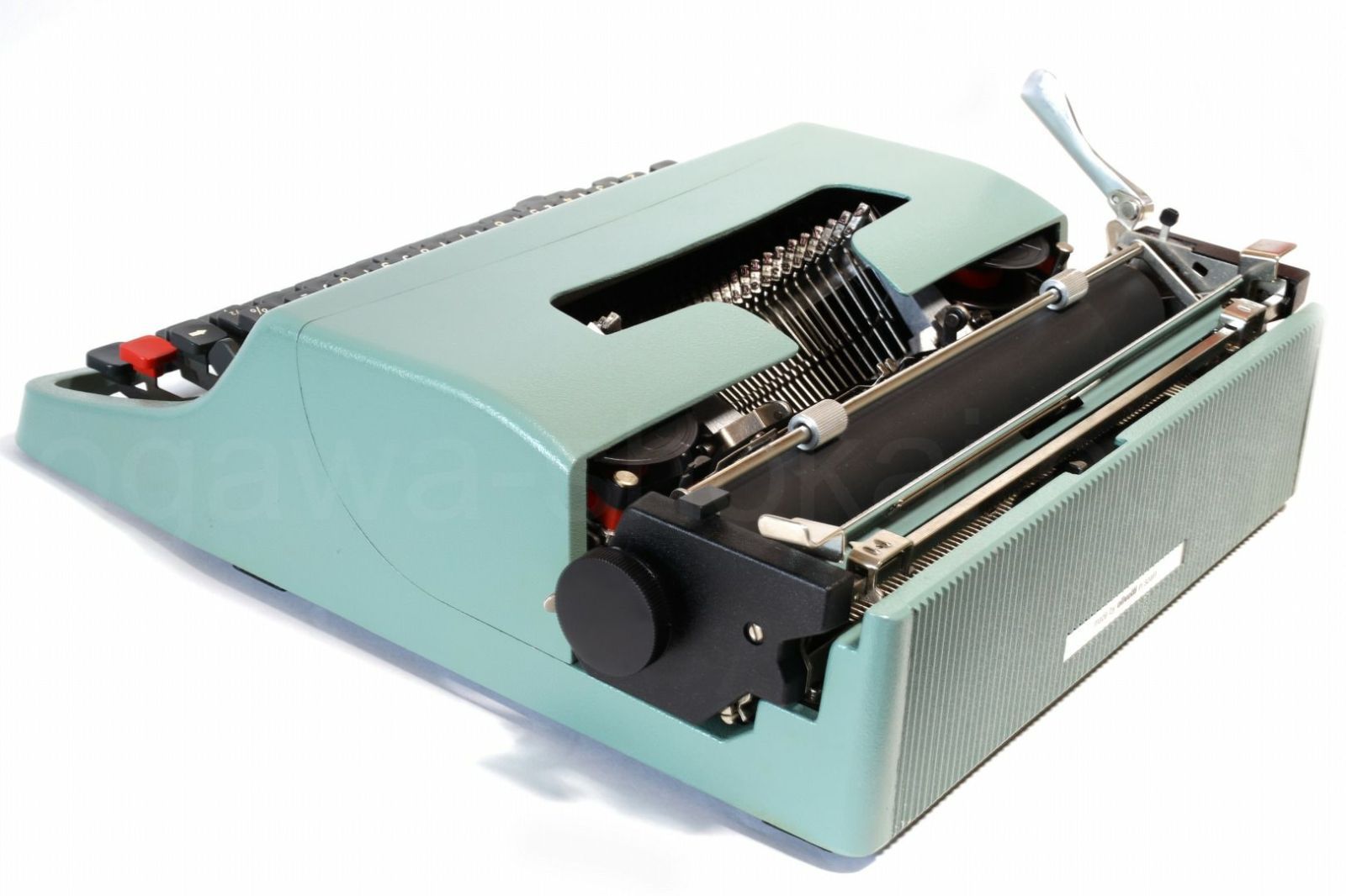 専門店でオーバーホール済の中古タイプライター olivetti Lettera 32