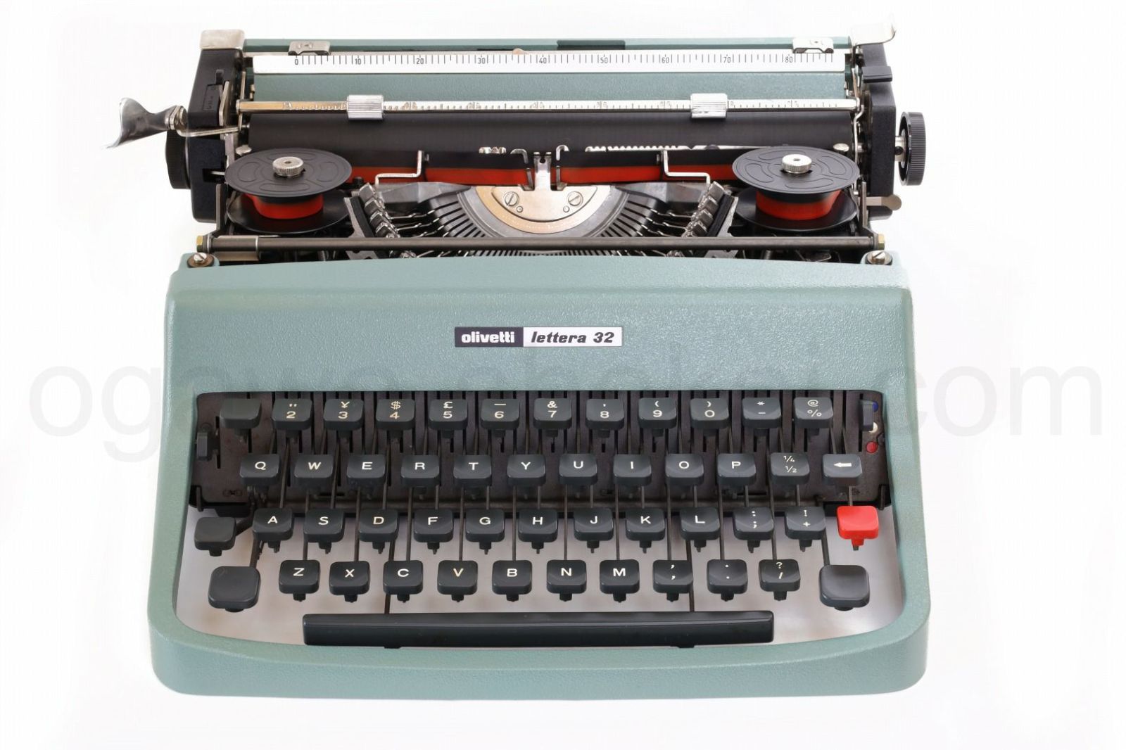 専門店でオーバーホール済の中古タイプライター olivetti Lettera 32