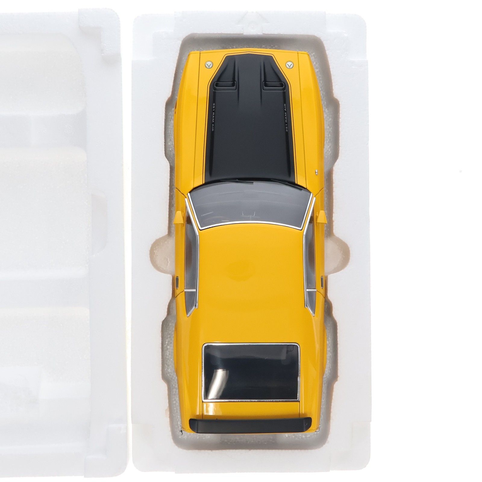 MILLENNIUM 1/18 FORD MUSTANG MACH I(フォード マスタング マッハ1) FASTBACK 1971(イエロー) 完成品 ミニカー(72821) AUTOart(オートアート) MILLENNIUM 1/18 FORD MUSTANG MACH I(フォード マスタング マッハ1