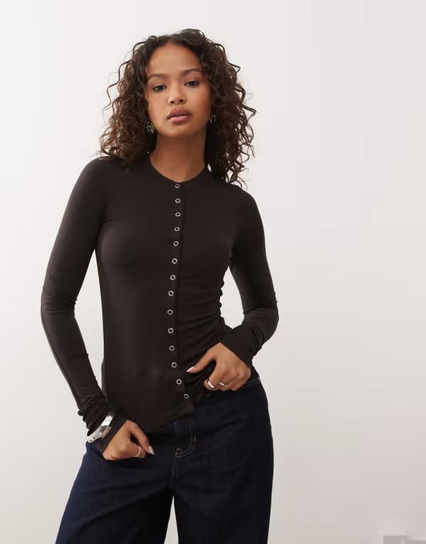 ウィークデイ レディース アウター カーディガン スリムフィット Weekday slim fit button front long sleeve top in dark Dark brown ブラウン