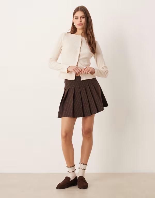 エイソス レディース ボトムスカート プリーツ ミニ ASOS DESIGN pleated mini skirt in chocolate pinstripes CHOCOLATE PINSTRIPE チョコレート