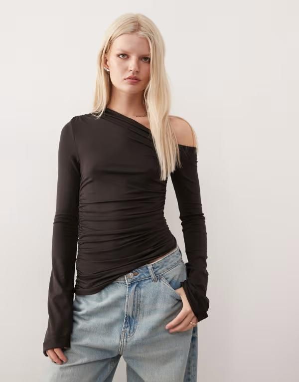 ウィークデイ レディース トップス Tシャツ アシンメトリー Weekday asymmetric shoulder long sleeve top in dark brown ブラウン