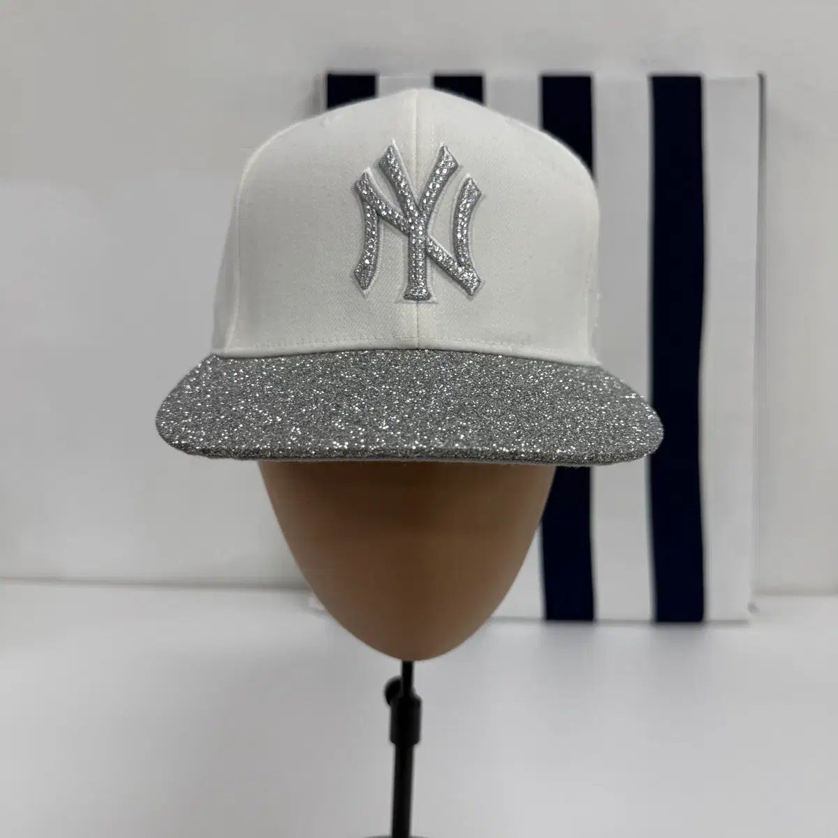 MLB ニューヨーク・ヤンキース グリッター スナップバック 白 シルバー 帽子 NYキャップ 正規品 JS54