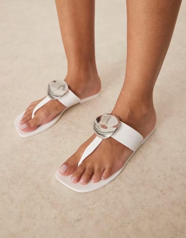 エイソス レディース シューズ サンダル ASOS DESIGN Flatter metal coin jelly flip flop sandals WHITE ホワイト