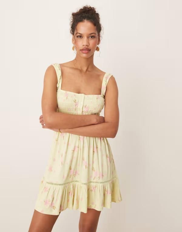 エイソス レディース トップス ワンピース ティアード ミニワンピース フラワー柄 ギャザー ミニ レース フラワー ASOS DESIGN ruched square neck tiered mini dress with lace inserts with