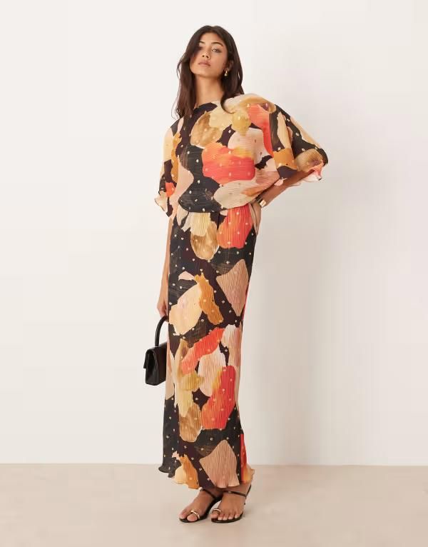 ネバーフリードレスド レディース トップス ワンピース プリント オフショルダー マキシ Never Fully Dressed Tilly plisse offshoulder gold foil maxi dress in coral and chocol