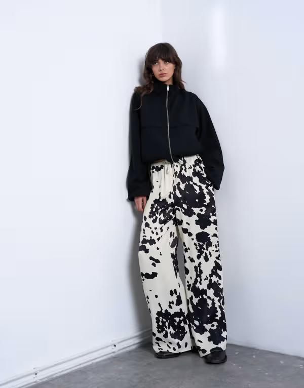 トップショップ レディース ボトムス カジュアルパンツ ワイドレッグ プリント サテン Topshop satin wide leg with tie waist pants in cow print Spot