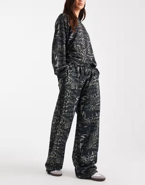 コルージョン レディース ボトムス カジュアルパンツ ワイドレッグ プリント パンツ スウェットパンツ COLLUSION wide leg sweatpants in washed tiger camo print Tiger camo アニマル
