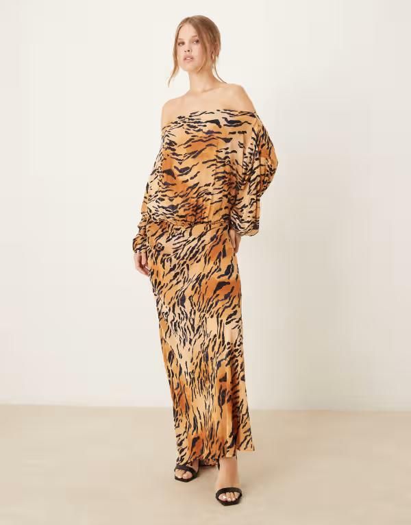 ネバーフリードレスド レディース トップス ワンピース マキシワンピース プリント オフショルダー マキシ Never Fully Dressed plisse offshoulder maxi dress in tiger print Tiger print