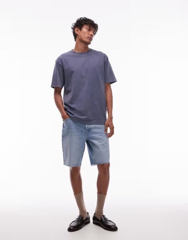トップマン メンズ ボトムス ハーフパンツ・ショーツ ストレート ショートパンツ デニム Topman denim straight leg shorts with raw hem in light wash Light blue wash ブルー
