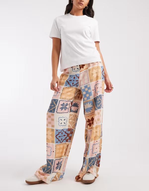 エイソス レディース ボトムス カジュアルパンツ プリント リネン ASOS DESIGN linen blend pull on pants in tile print Multi マルチカラー