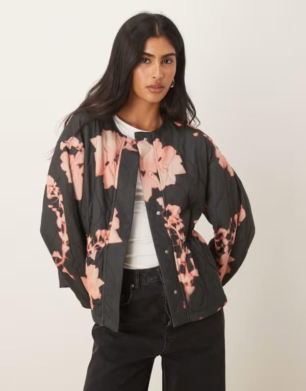 エイソス レディース アウター ジャケット・ブルゾン ウエストマーク フラワー柄 キルティング フラワー ジャケット ASOS DESIGN cinched waist jacket with quilted allover floral design Bla