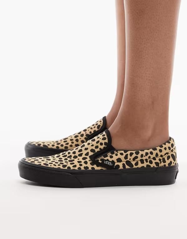 バンズ レディース シューズ スニーカー プリント Vans classic slip on sneakers in leopard print BROWN ブラウン