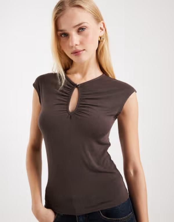 エイソス レディース トップス Tシャツ キャップ ASOS DESIGN cap sleeve top with keyhole neckline in chocolate チョコレート 8,564円
