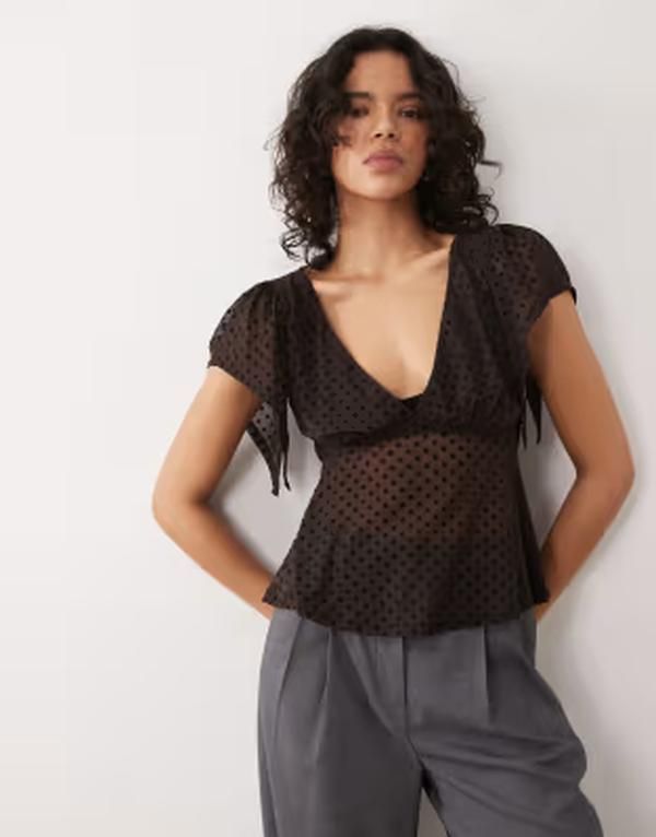 エイソス レディース トップス シャツ ASOS DESIGN flocked flutter sleeve top in chocolate チョコレート 10,570円