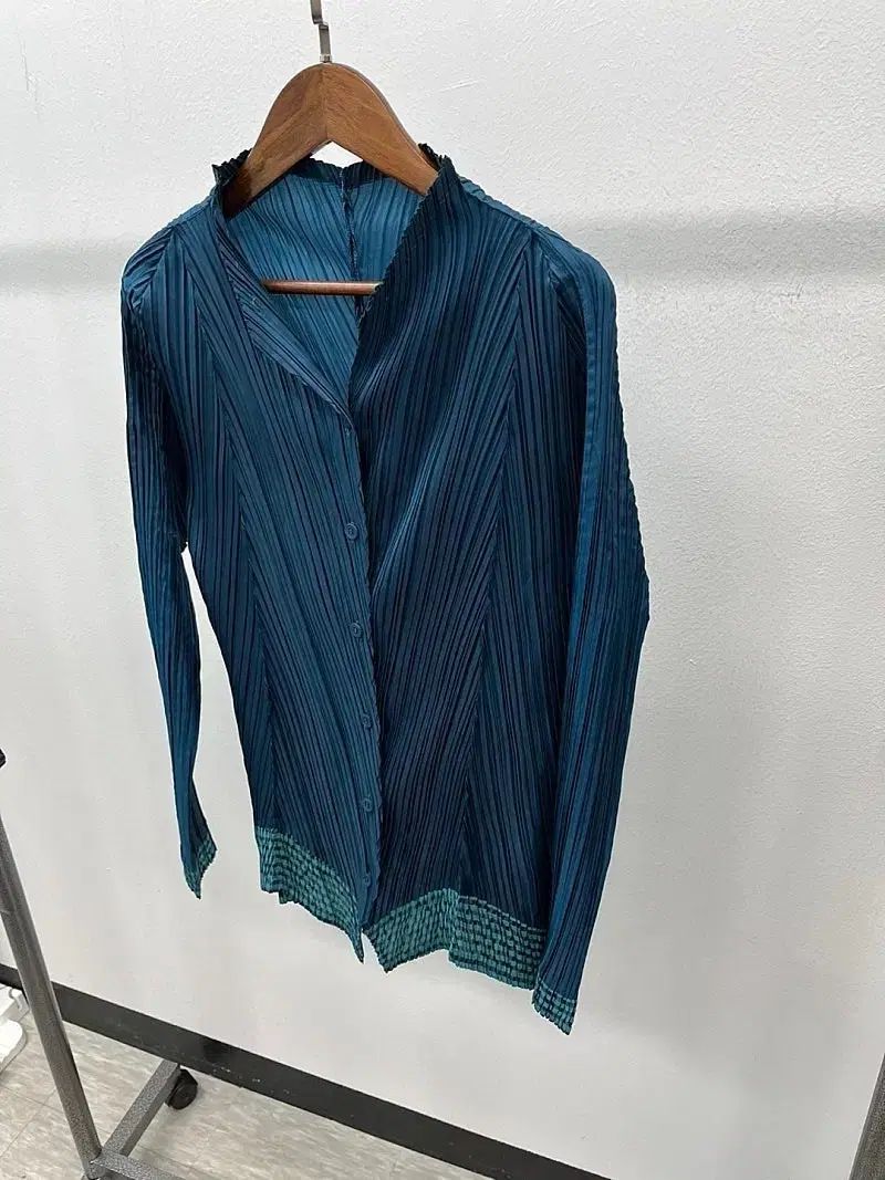 レディース ISSEY MIYAKE イッセイミヤケ ダークブルー カーディガン