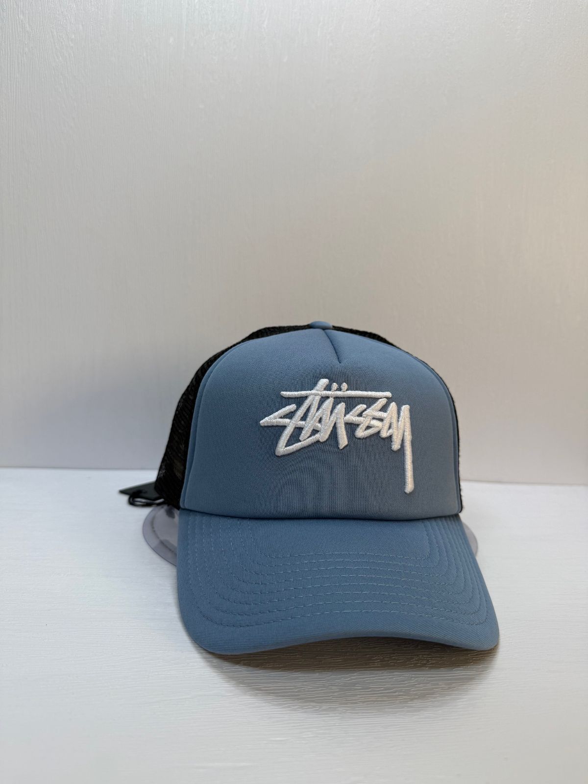 STUSSY グラフィックロゴ スナップバックメッシュキャップ ツートンカラー