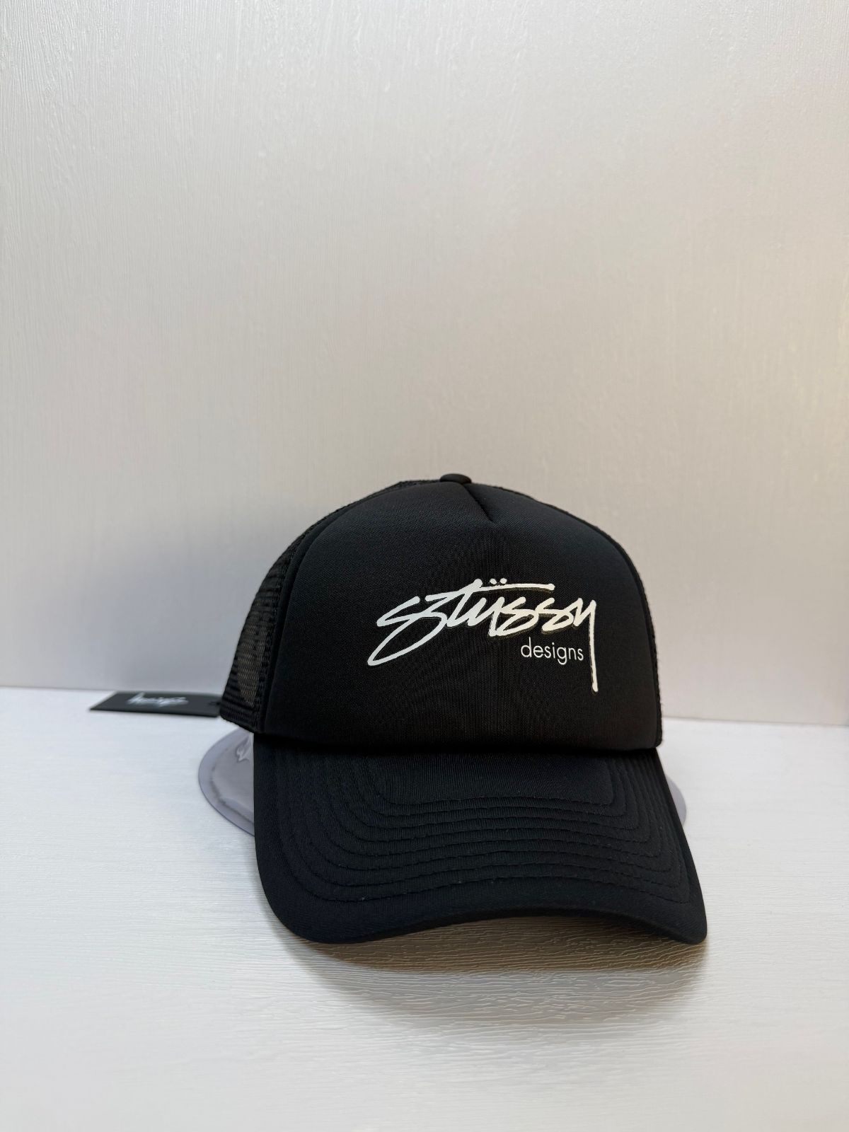STUSSY designs グラフィックロゴ スナップバックメッシュキャップ ブラックカラー