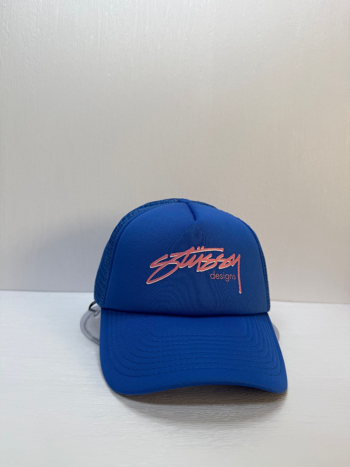 STUSSY designs グラフィックロゴ スナップバックメッシュキャップ ブルーカラー