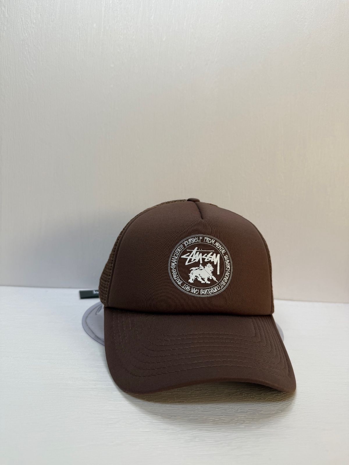 STUSSY ラスタ グラフィックロゴ スナップバックメッシュキャップ ブラウンカラー
