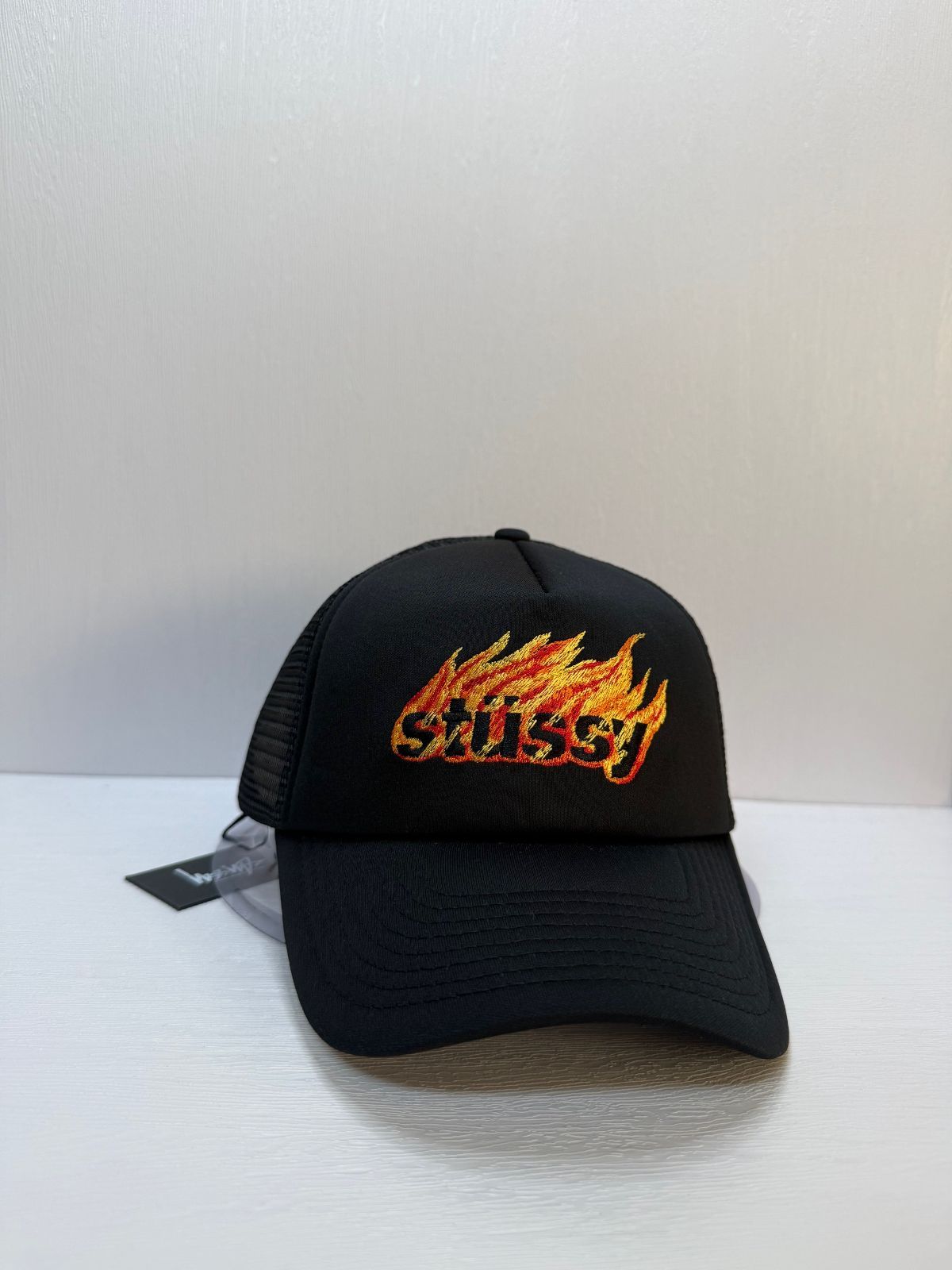 STUSSY フレイム スナップバックメッシュキャップ ブラックカラー