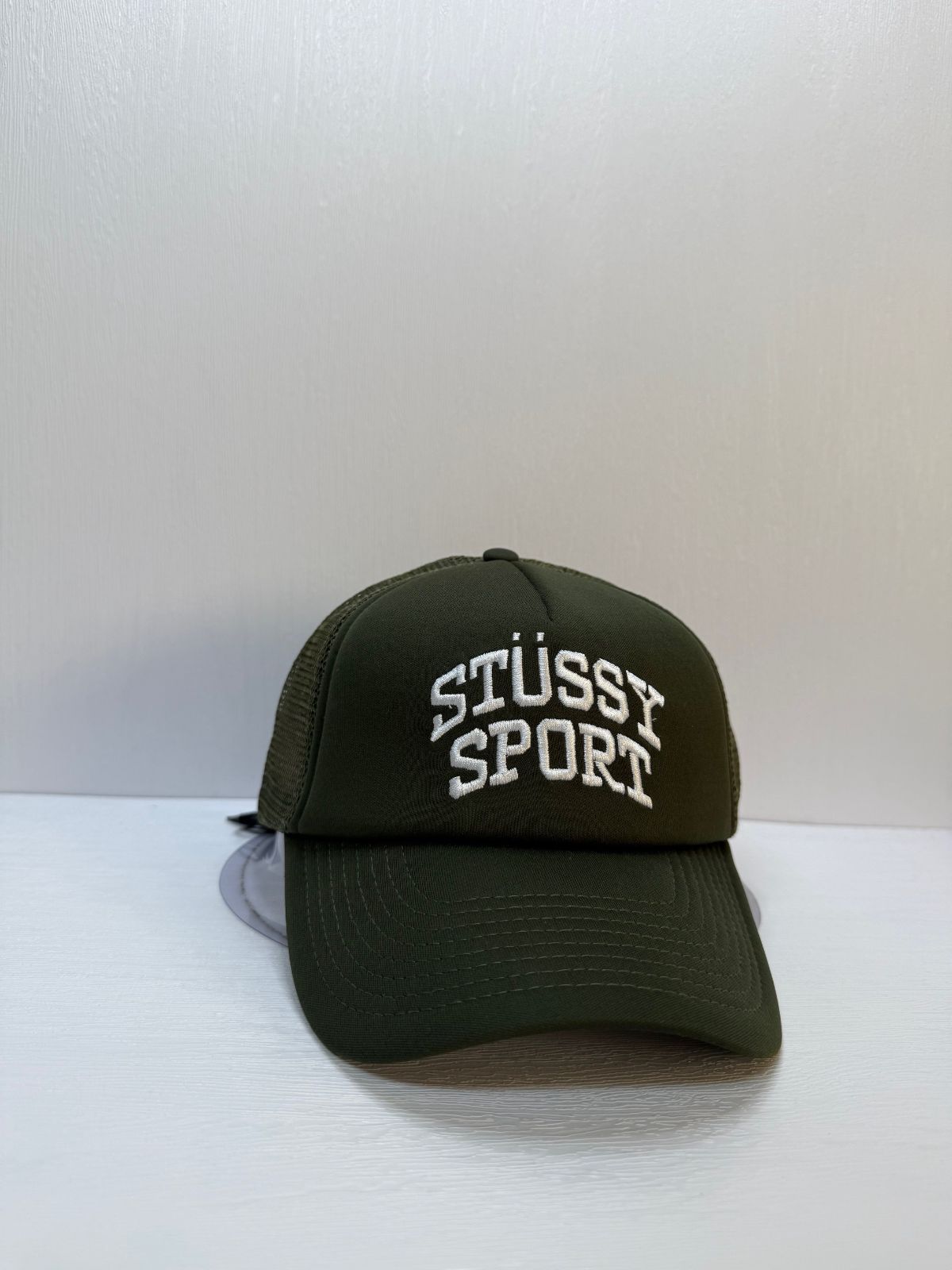 STUSSY stussy sport スナップバックメッシュキャップ オリーブカラー