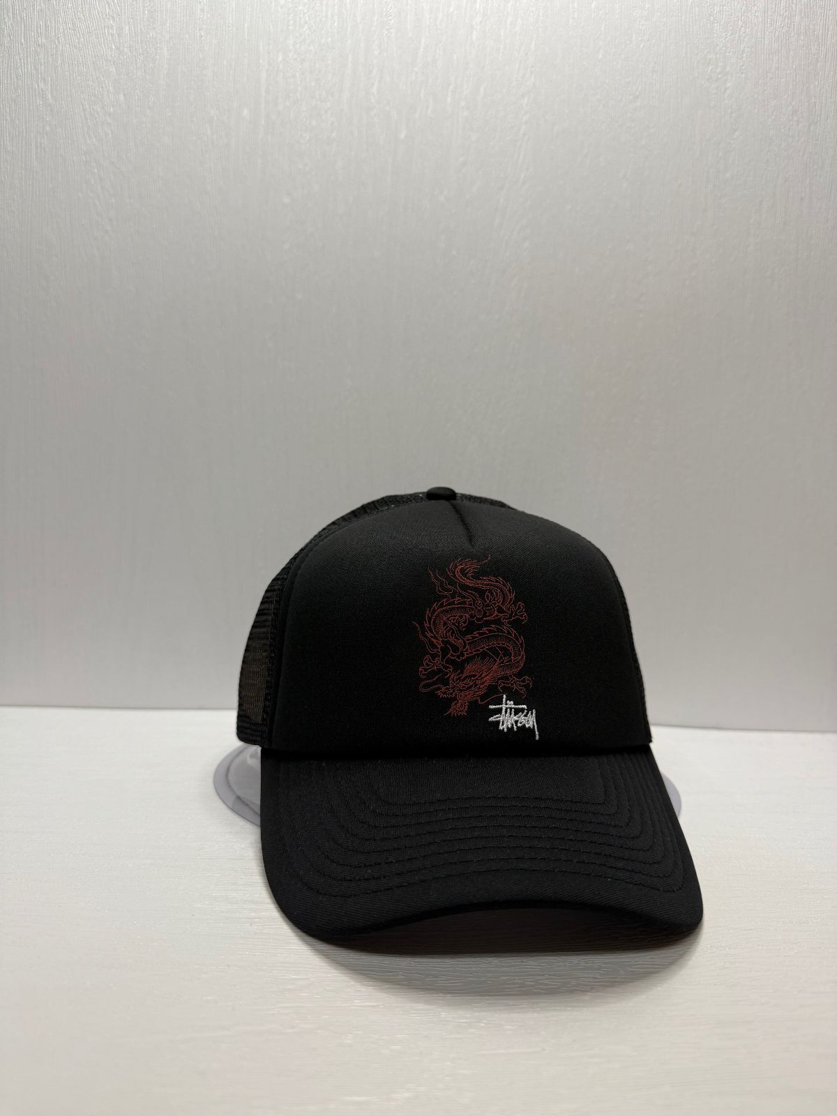 STUSSY ドラゴン スナップバックメッシュキャップ ブラックカラー