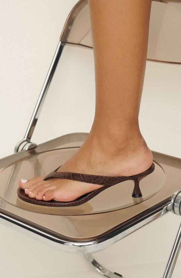 リフォーメーション レディース シューズ ヒール Reformation Sophie Kitten Heel Flip Flop Brown CrocEffect ブラウン
