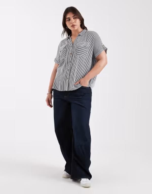 ヴェロモーダ レディース トップス シャツ Vero Moda Curve button front short sleeve shirt with pocket detail and white stripe India InkSnowhite ホワイト