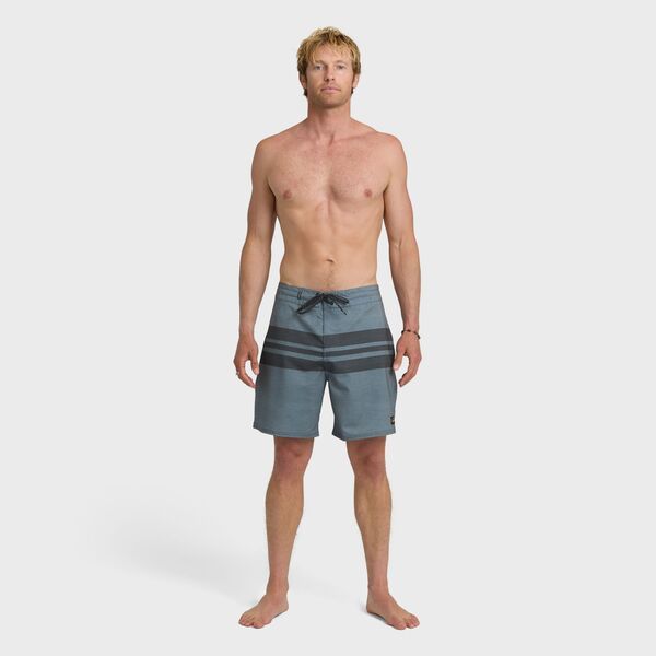 クイックシルバー メンズ ボトムス ハーフパンツ・ショーツ ショートパンツ シルク Quiksilver Mensurfsilk StreetTrunk 18 Boardshorts Black ブラック