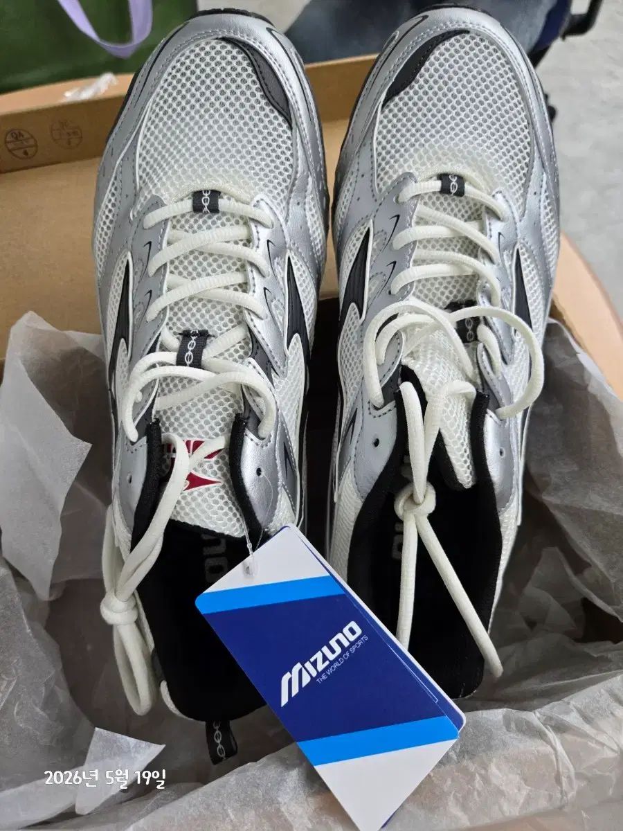 新品 ミズノ ランニングシューズ シルバー 280