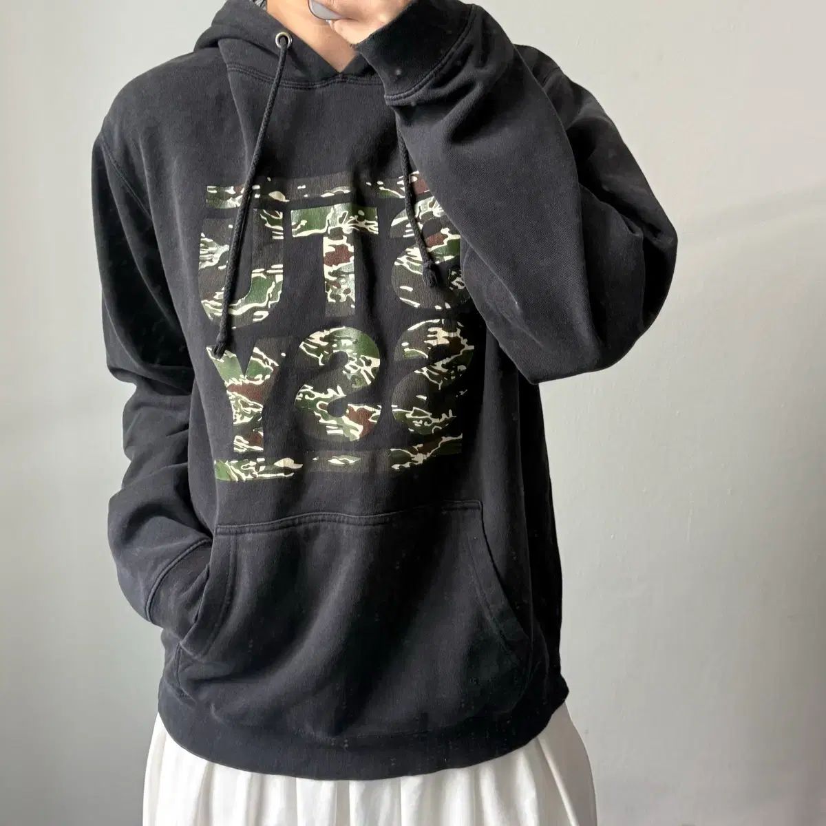 L STUSSY ステューシー ブラック カモフラ パータン ロゴ WHOフーディー