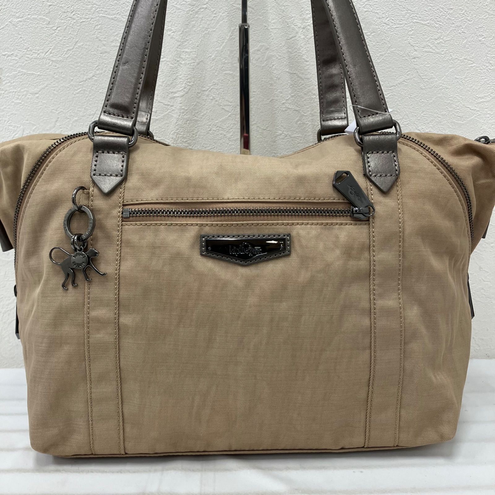 2690　KIPLING　キプリング　トートバッグ　 ベージュ系　無地　ロゴ　カラーハンドル　 ブロンズ系　ナイロン　軽量　レディース