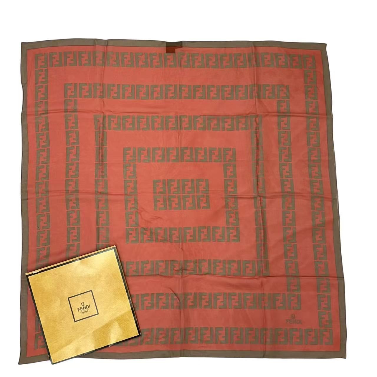 新品同様 FENDI フェンディ 大判スカーフ ズッカ柄 シルク レッド 箱付き